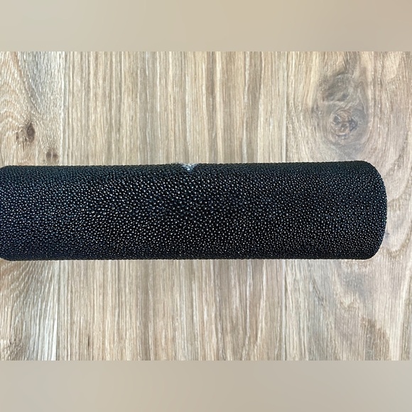 PAIGE GAMBLE BLACK STINGRAY & Accentuated With BLUE PYTHON CLASSIC CLUTCH - Picture 7 of 10